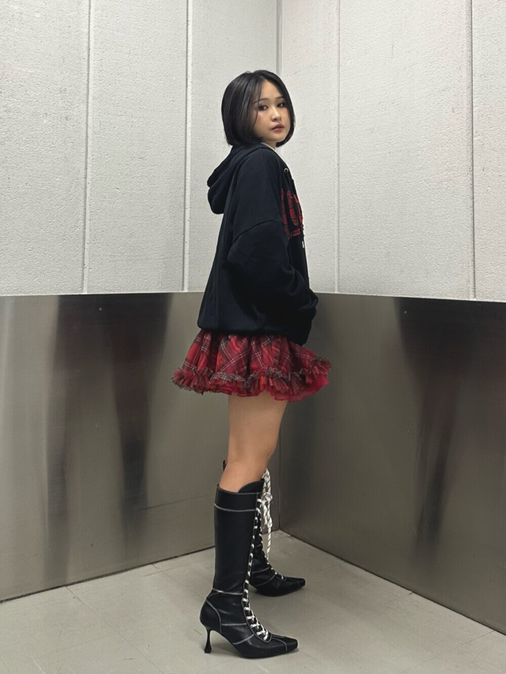 ホワイト系のシャツ/ブラウス、ブラック系のパーカー、レッド系のスカートを着用したレディースの秋コーディネートの3枚目の写真