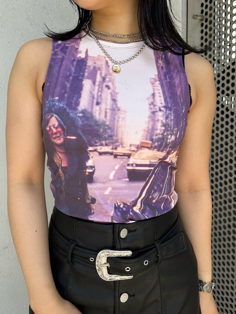 その他のタンクトップ、ブラック系のスカート、シルバー系のネックレスを着用したレディースの夏コーディネートの6枚目の写真