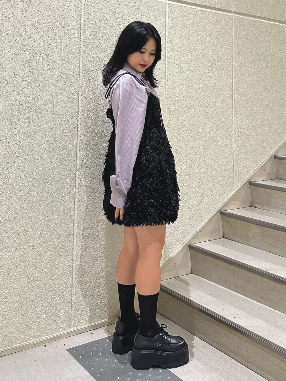 ブラック系のブルゾン、グレー系のシャツ/ブラウス、ブルー系のワンピースを着用したレディースの秋コーディネートの5枚目の写真