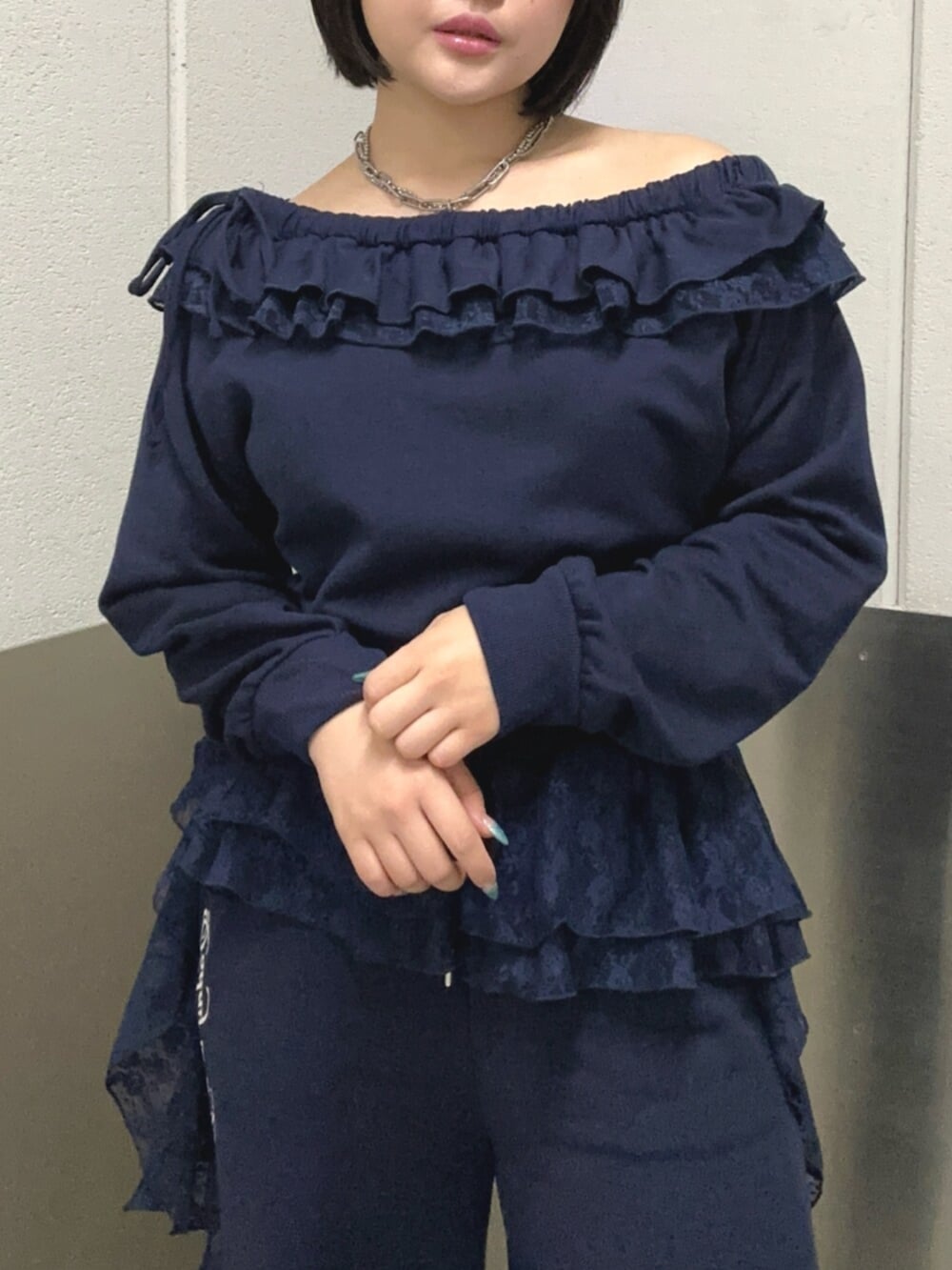 ブルー系のスウェット、ブルー系のスウェットパンツを着用したレディースの冬コーディネートの5枚目の写真