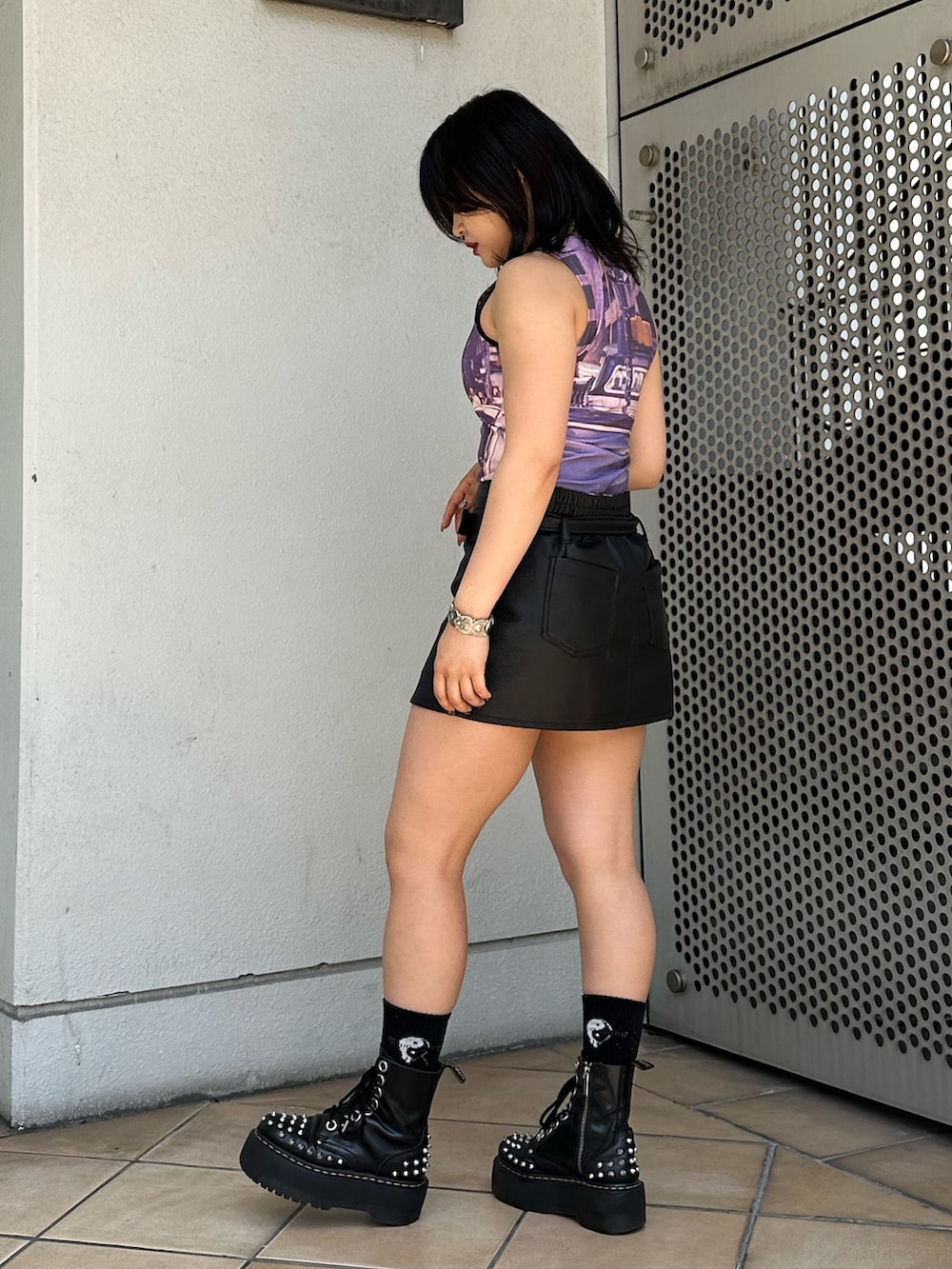 その他のタンクトップ、ブラック系のスカート、シルバー系のネックレスを着用したレディースの夏コーディネートの4枚目の写真