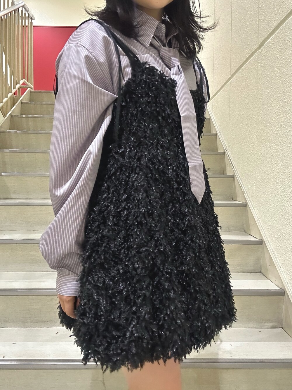 ブラック系のブルゾン、グレー系のシャツ/ブラウス、ブルー系のワンピースを着用したレディースの秋コーディネートの6枚目の写真