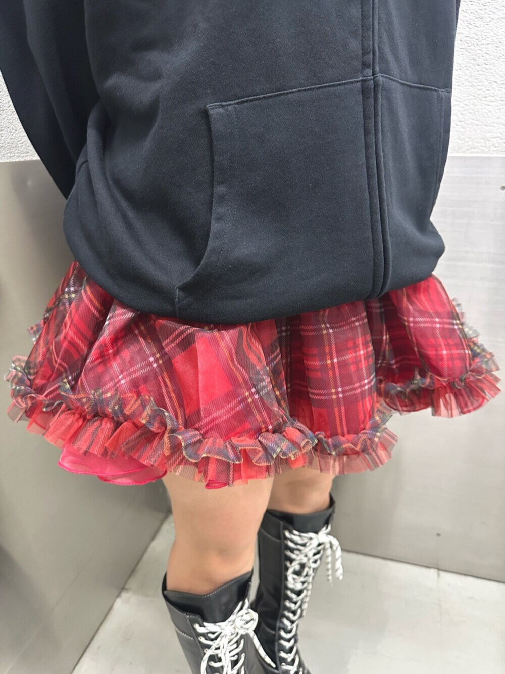 ホワイト系のシャツ/ブラウス、ブラック系のパーカー、レッド系のスカートを着用したレディースの秋コーディネートの6枚目の写真