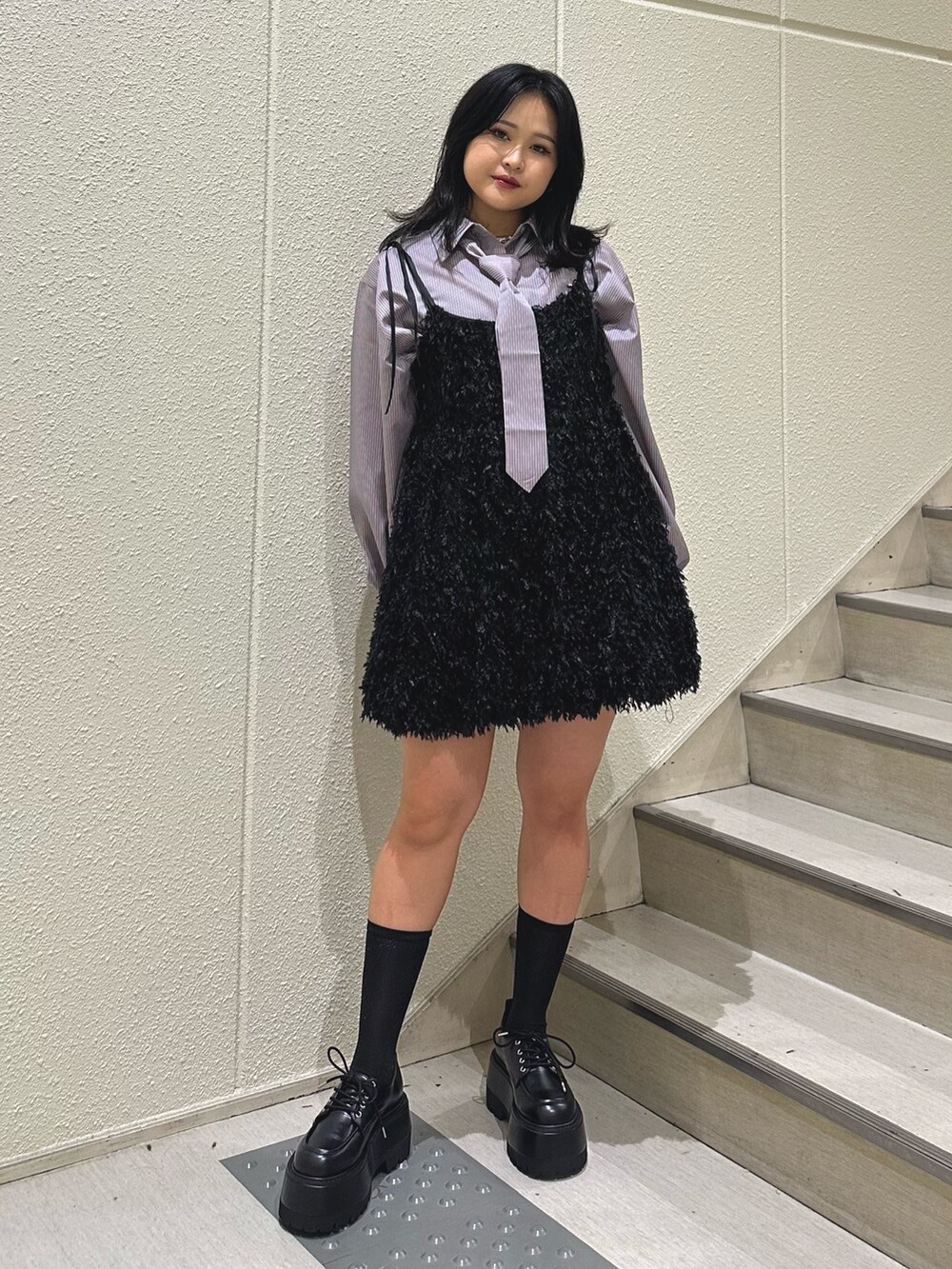 ブラック系のブルゾン、グレー系のシャツ/ブラウス、ブルー系のワンピースを着用したレディースの秋コーディネートの4枚目の写真