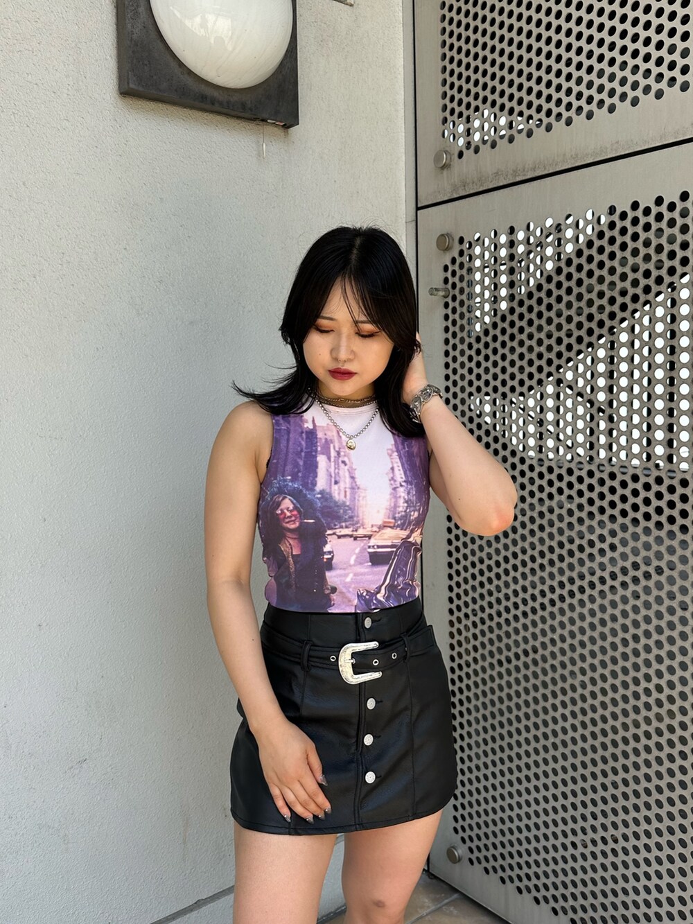 その他のタンクトップ、ブラック系のスカート、シルバー系のネックレスを着用したレディースの夏コーディネートの5枚目の写真