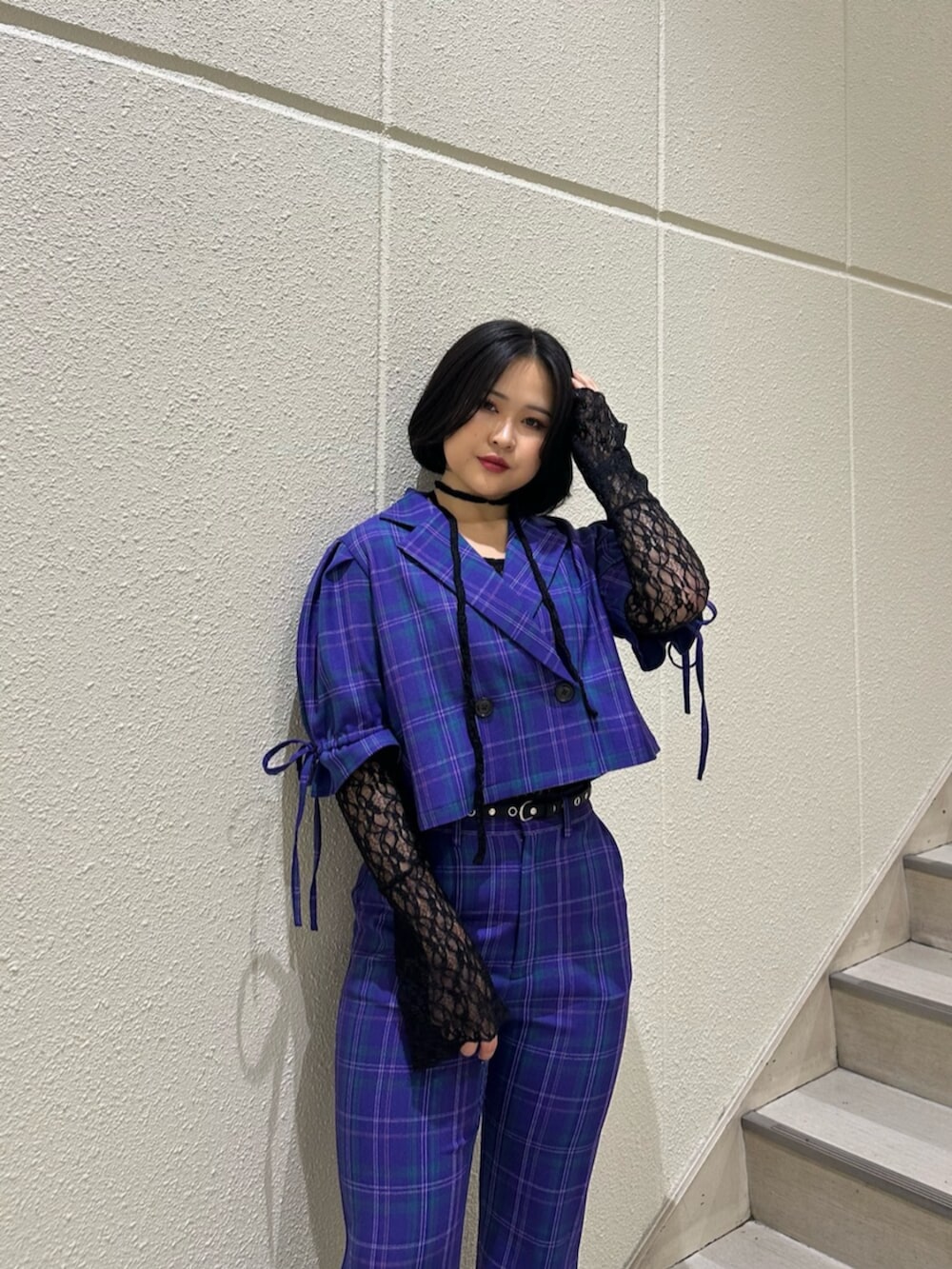 パープル系のテーラードジャケット、パープル系のその他パンツ、ブラック系のTシャツ/カットソーを着用したレディースの冬コーディネートの4枚目の写真