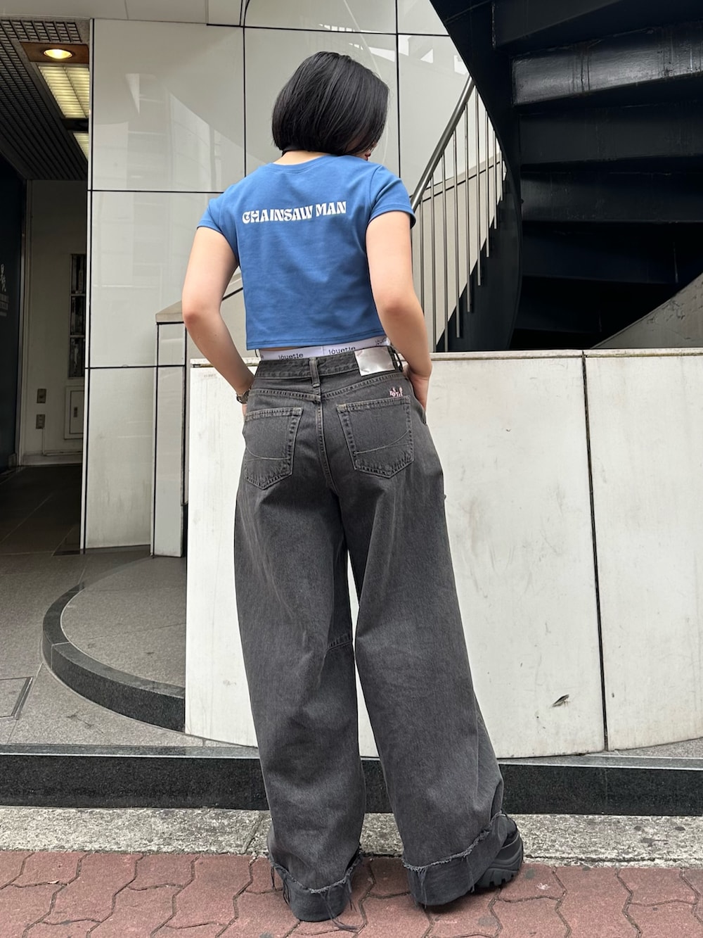 ブルー系のTシャツ/カットソー、ブラック系のデニムパンツ、ブラック系のその他パンツを着用したレディースの春コーディネートの3枚目の写真