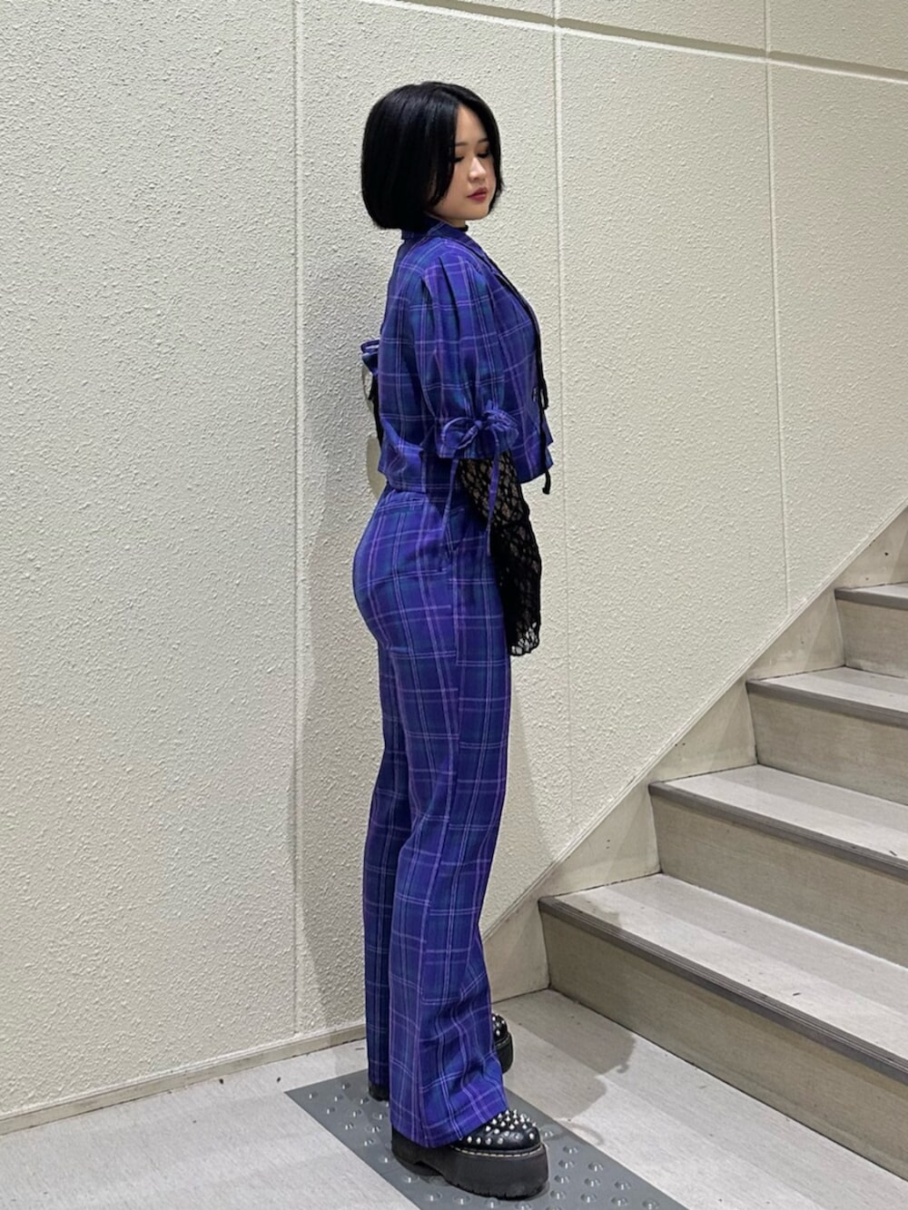 パープル系のテーラードジャケット、パープル系のその他パンツ、ブラック系のTシャツ/カットソーを着用したレディースの冬コーディネートの3枚目の写真