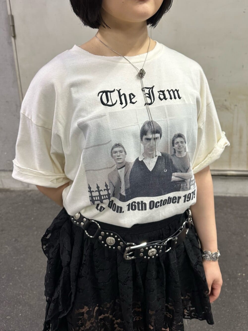 ブラック系のブーツ、ホワイト系のTシャツ/カットソー、ブラック系のスカートを着用したレディースの夏コーディネートの4枚目の写真