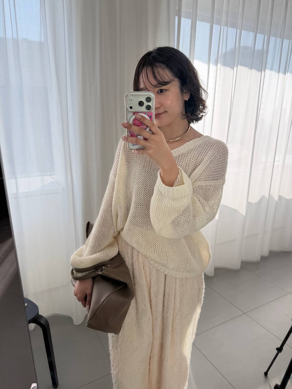 ベージュ系のその他パンツ、ベージュ系のパンプス、ベージュ系のキャミソールを着用したレディースの春コーディネートの5枚目の写真