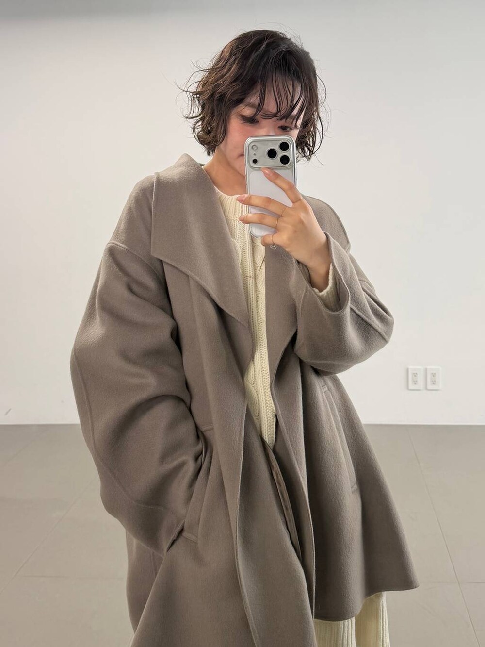ベージュ系のその他パンツ、ベージュ系のハンドバッグ、ブラウン系のピーコートを着用したレディースの秋コーディネートの5枚目の写真