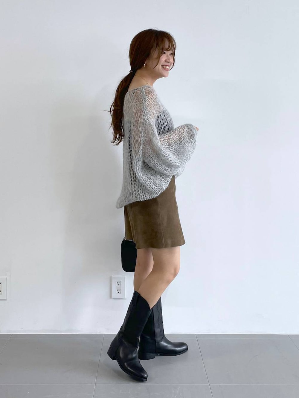 ブラック系のキャミソール、ブラック系のボストンバッグ、グレー系のニット/セーターを着用したレディースの夏コーディネートの3枚目の写真