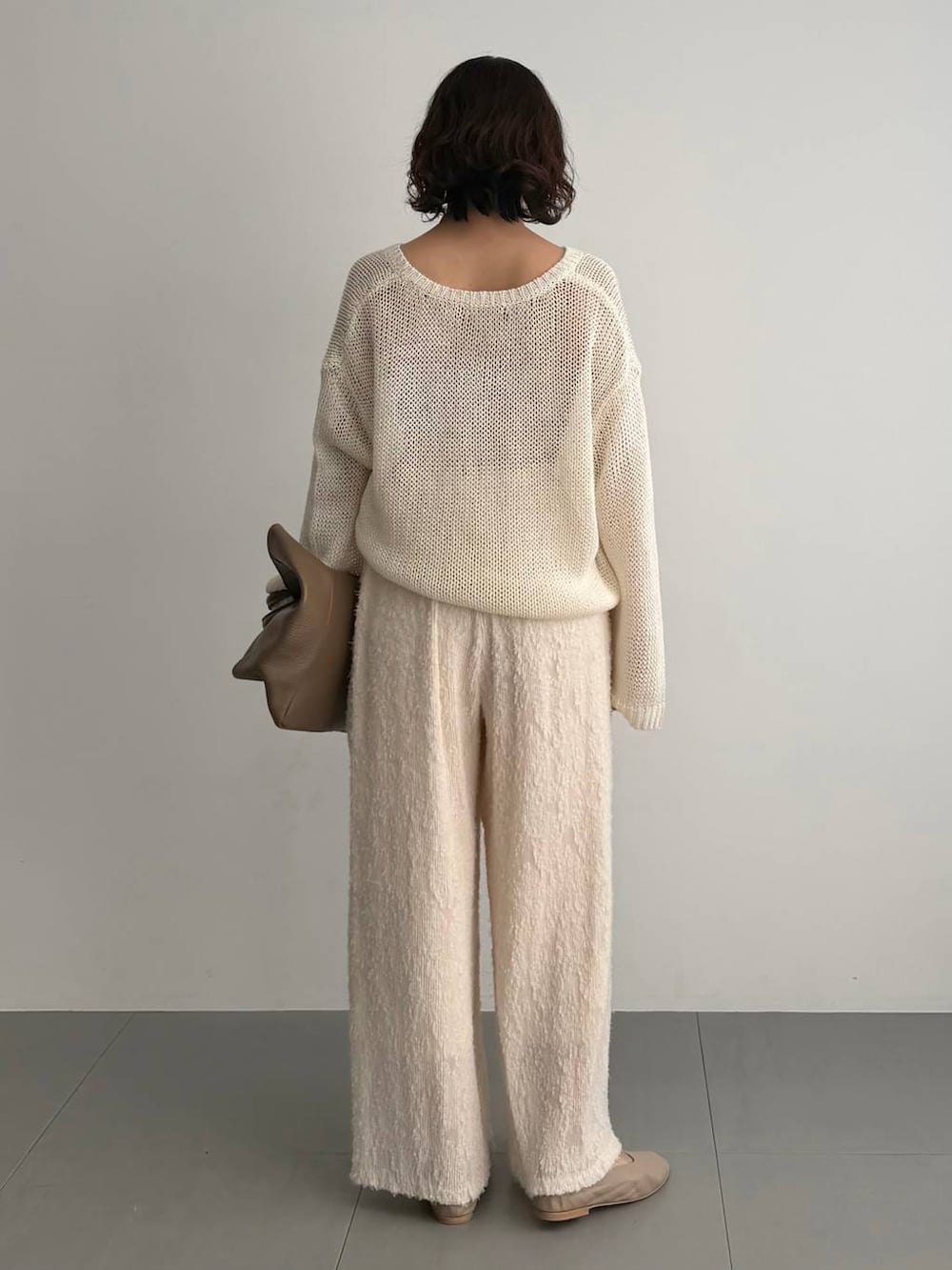 ベージュ系のその他パンツ、ベージュ系のパンプス、ベージュ系のキャミソールを着用したレディースの春コーディネートの3枚目の写真