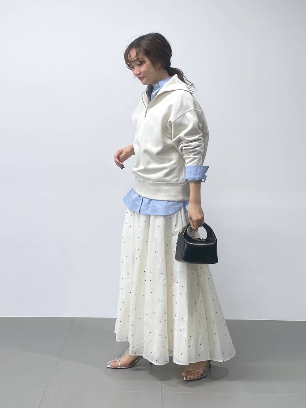 「スウェット、ロングスカート、春コーデ、着痩せ・細見え、ワントーン、フェミニン、楽ちんコーデ、きれいめ、おでかけ、大人カジュアル、きれいめカジュアル、レイヤードスタイル、シャツ」｜「BABYLONEのドットフレアスカート（スカート、ホワイト系）」を使った、namikaさん（レディース・158cm）の冬コーディネートの2枚目の写真