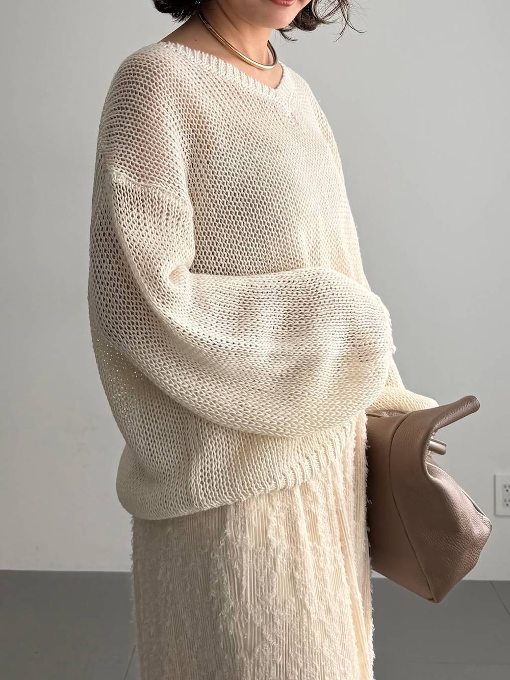 ベージュ系のその他パンツ、ベージュ系のパンプス、ベージュ系のキャミソールを着用したレディースの春コーディネートの4枚目の写真