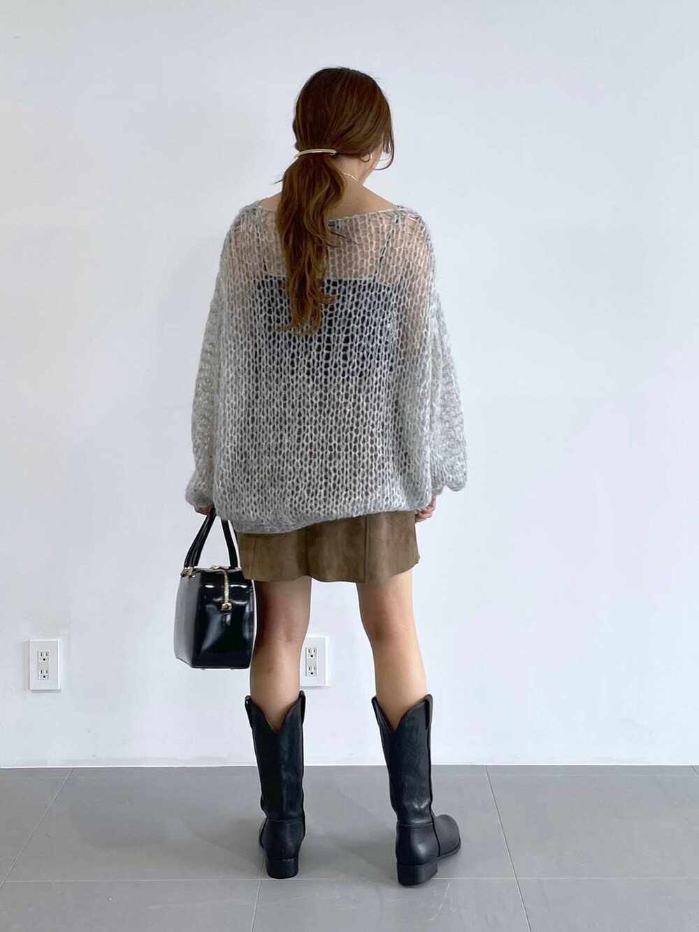 ブラック系のキャミソール、ブラック系のボストンバッグ、グレー系のニット/セーターを着用したレディースの夏コーディネートの4枚目の写真