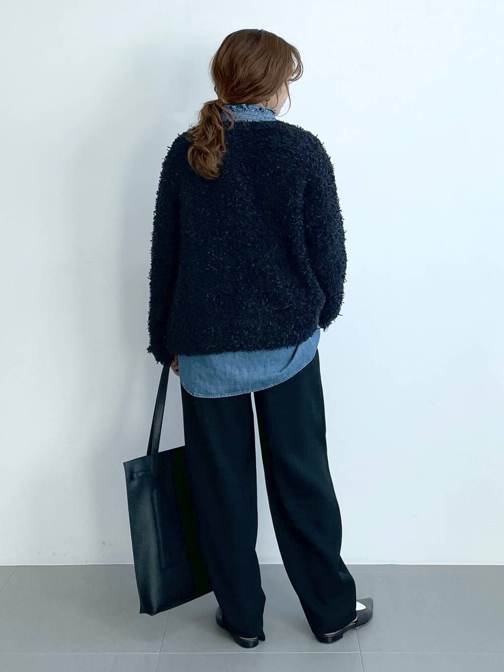 ブラック系のトートバッグ、ブラック系のパンプス、ブラック系のその他パンツを着用したレディースの冬コーディネートの3枚目の写真