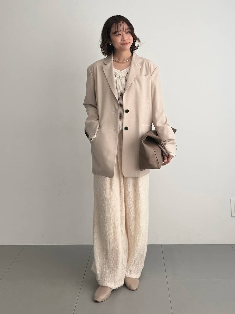 ベージュ系のその他パンツ、ベージュ系のパンプス、ベージュ系のキャミソールを着用したレディースの春コーディネートの6枚目の写真