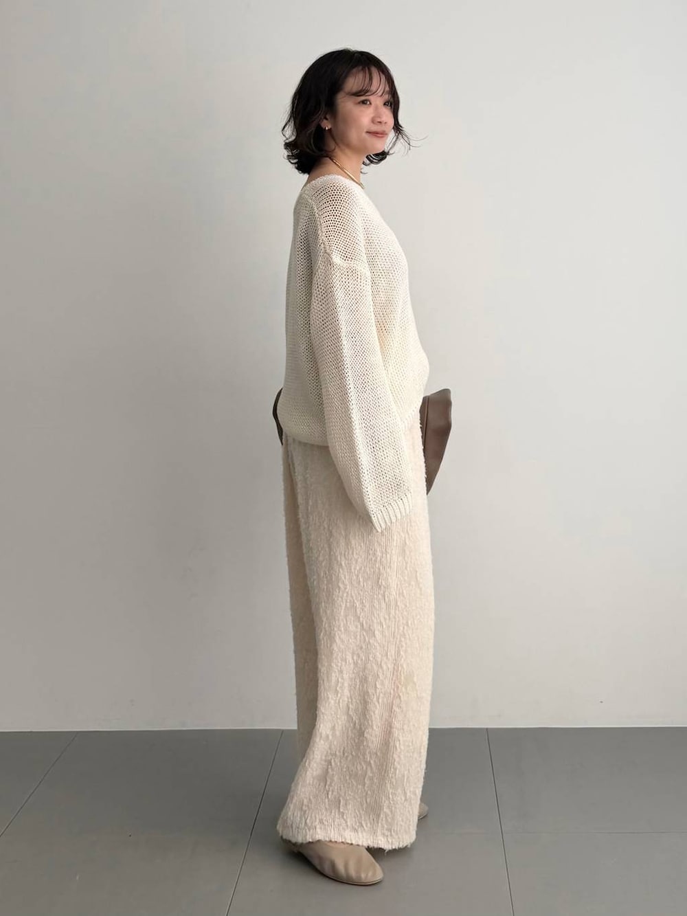 ベージュ系のその他パンツ、ベージュ系のパンプス、ベージュ系のキャミソールを着用したレディースの春コーディネートの2枚目の写真