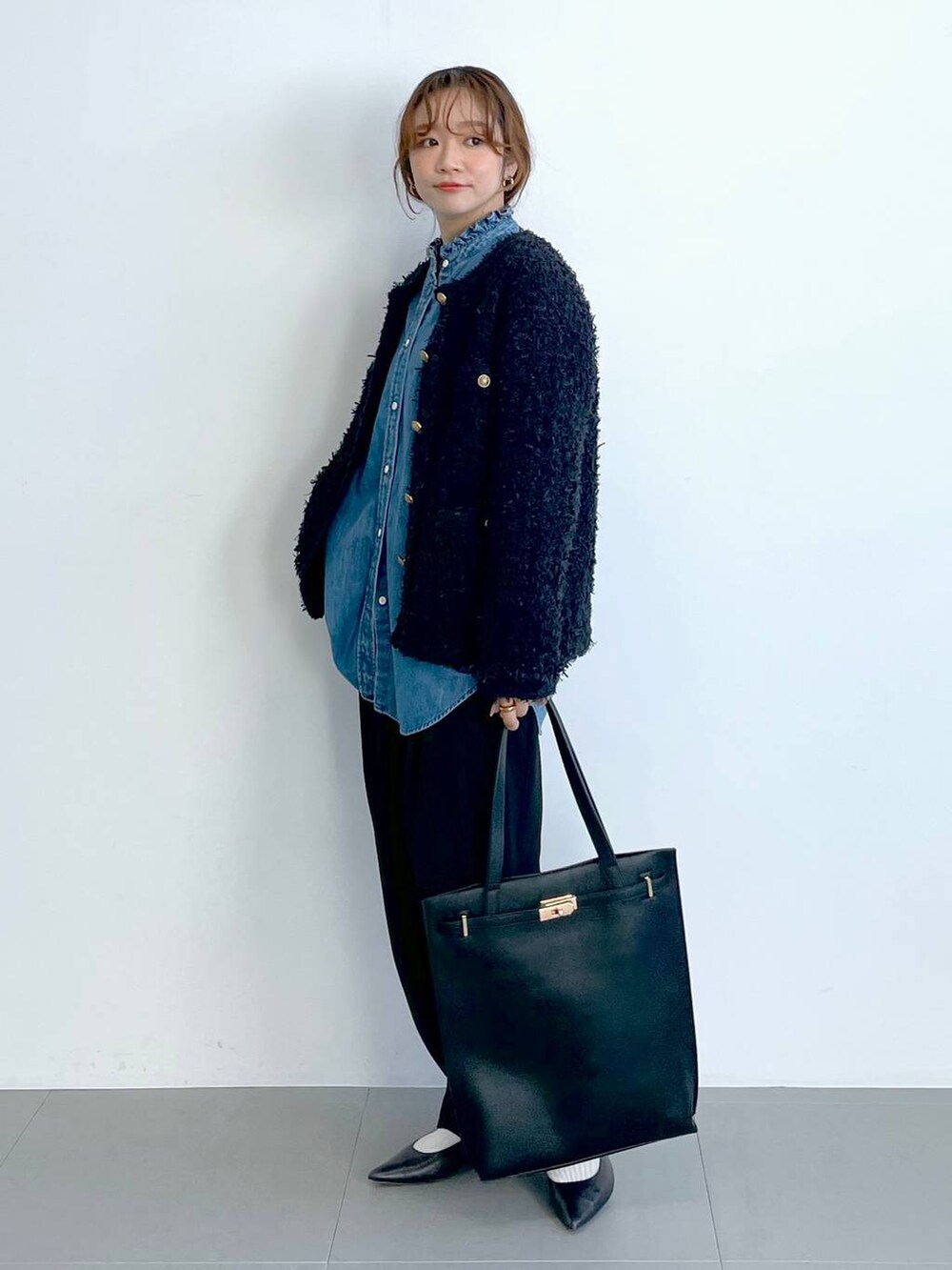 ブラック系のトートバッグ、ブラック系のパンプス、ブラック系のその他パンツを着用したレディースの冬コーディネートの2枚目の写真