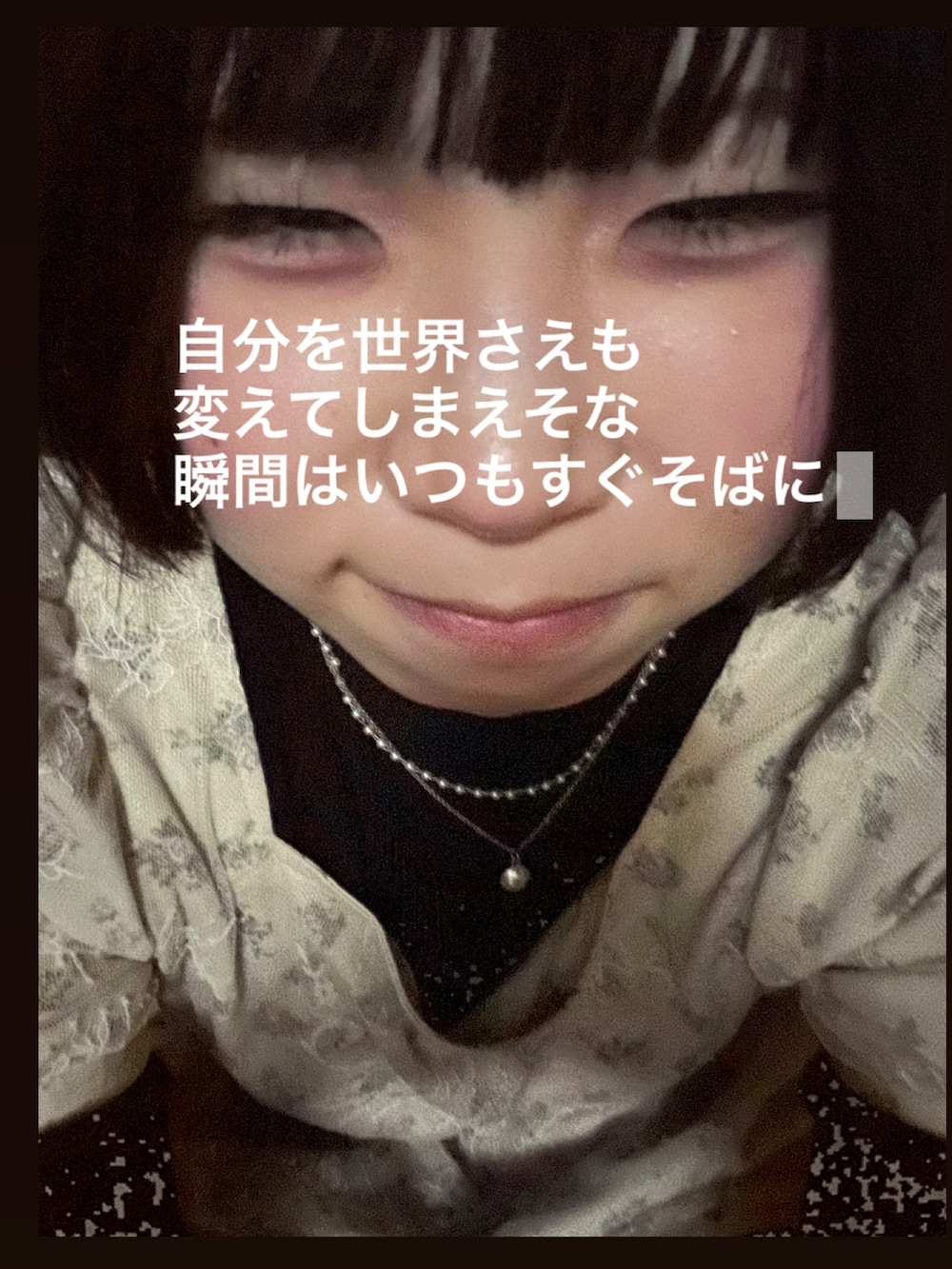 ブラック系のデニムパンツ、ブラック系のローファー、ベージュ系のワンピースを着用したレディースの春コーディネートの4枚目の写真