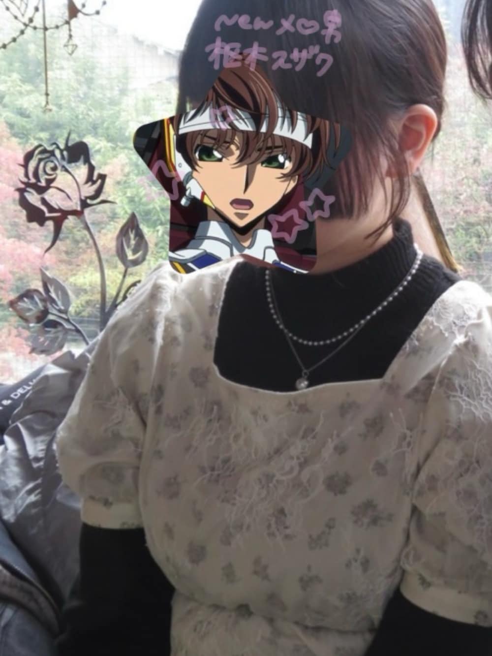 ブラック系のデニムパンツ、ブラック系のローファー、ベージュ系のワンピースを着用したレディースの春コーディネートの3枚目の写真