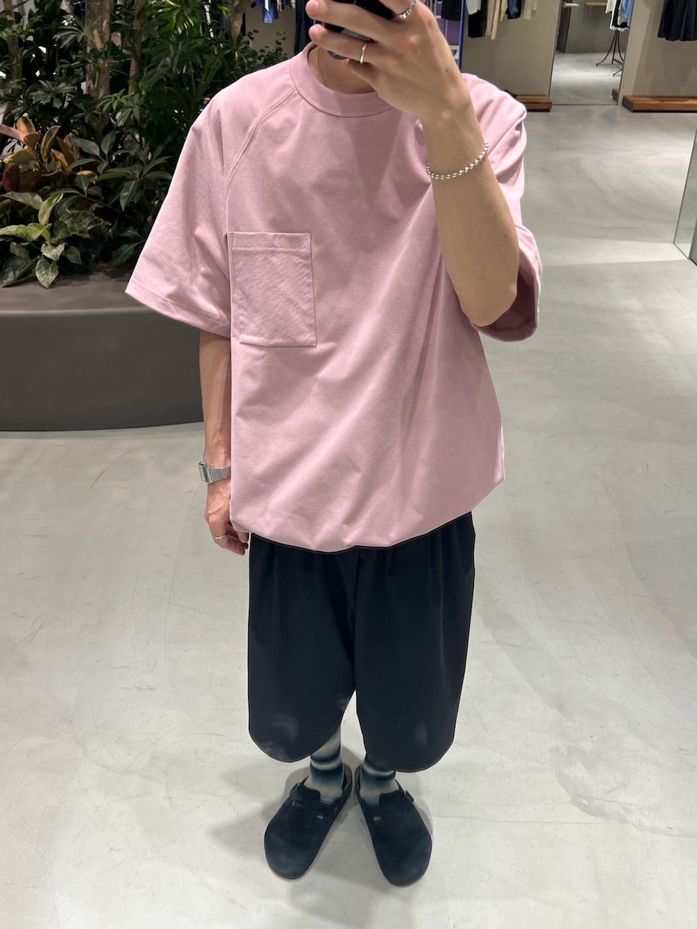 ピンク系のTシャツ/カットソー、ブルー系のその他パンツ、ブラック系のサンダルを着用したメンズの春コーディネートの3枚目の写真