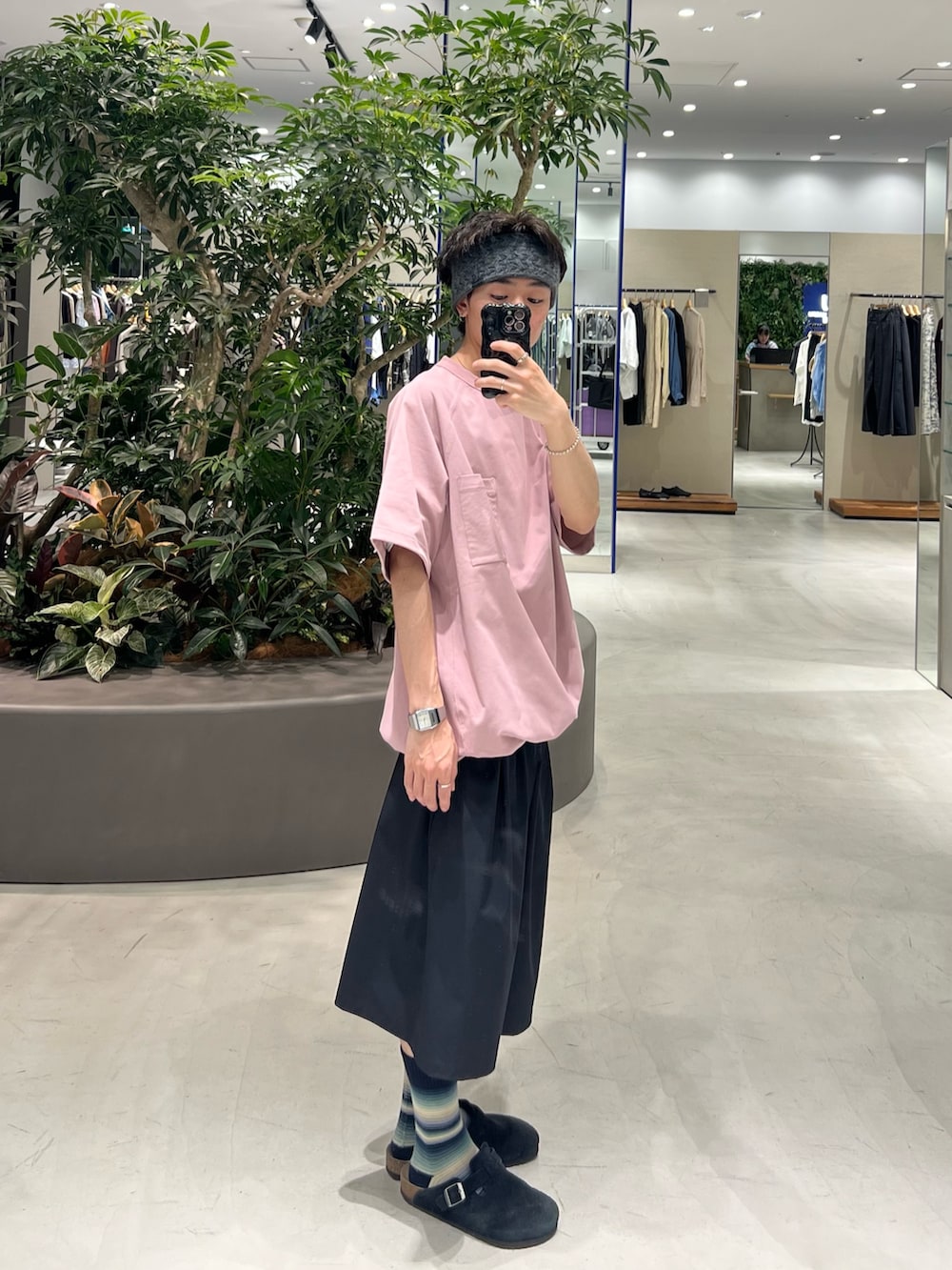 ピンク系のTシャツ/カットソー、ブルー系のその他パンツ、ブラック系のサンダルを着用したメンズの春コーディネートの2枚目の写真