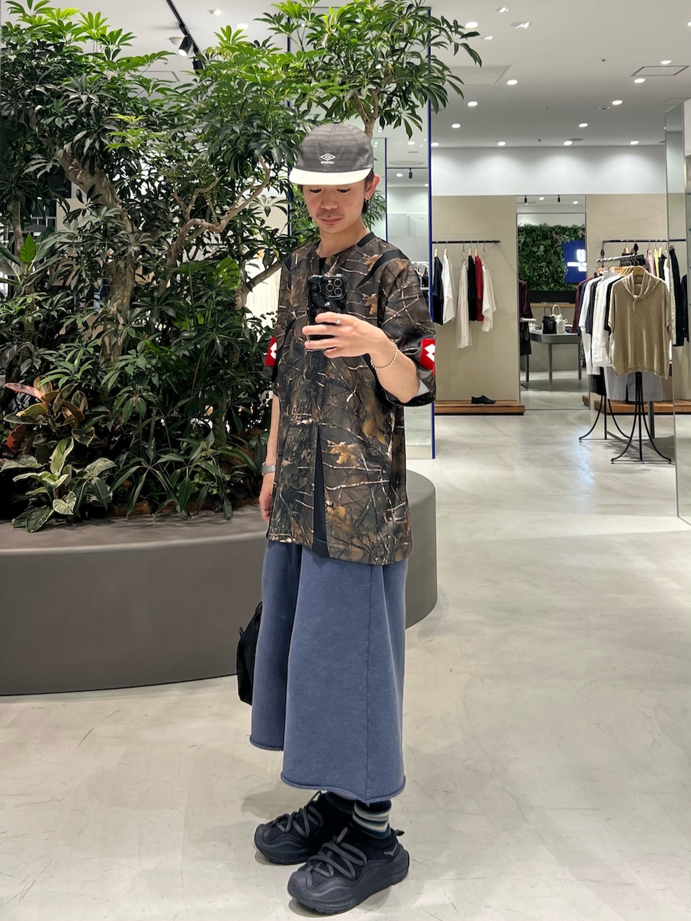 その他のTシャツ/カットソー、ブルー系のその他パンツ、ブラック系のスニーカーを着用したメンズの夏コーディネートの3枚目の写真