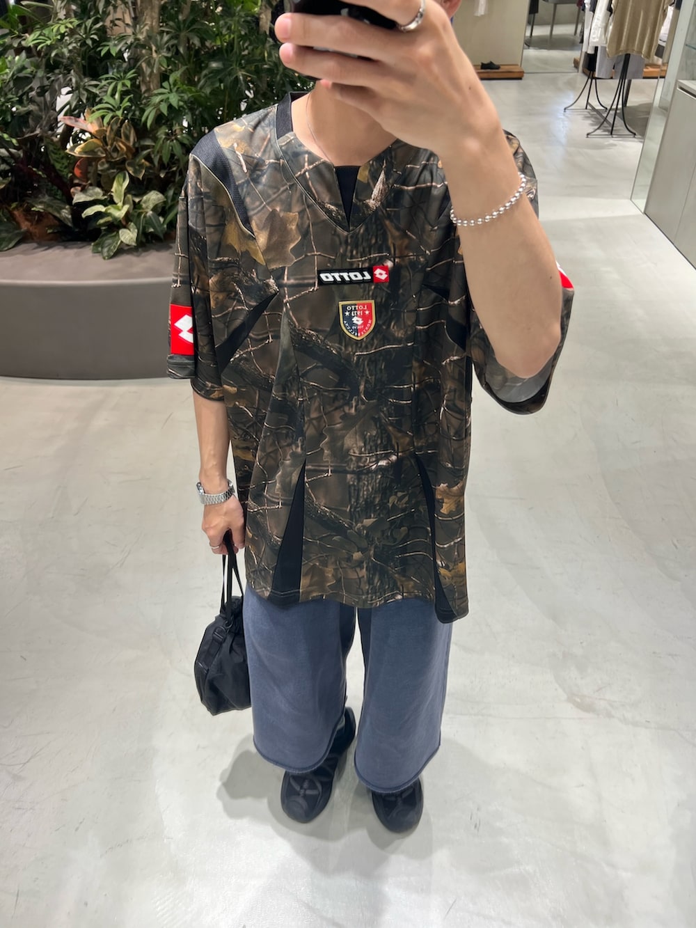 その他のTシャツ/カットソー、ブルー系のその他パンツ、ブラック系のスニーカーを着用したメンズの夏コーディネートの2枚目の写真