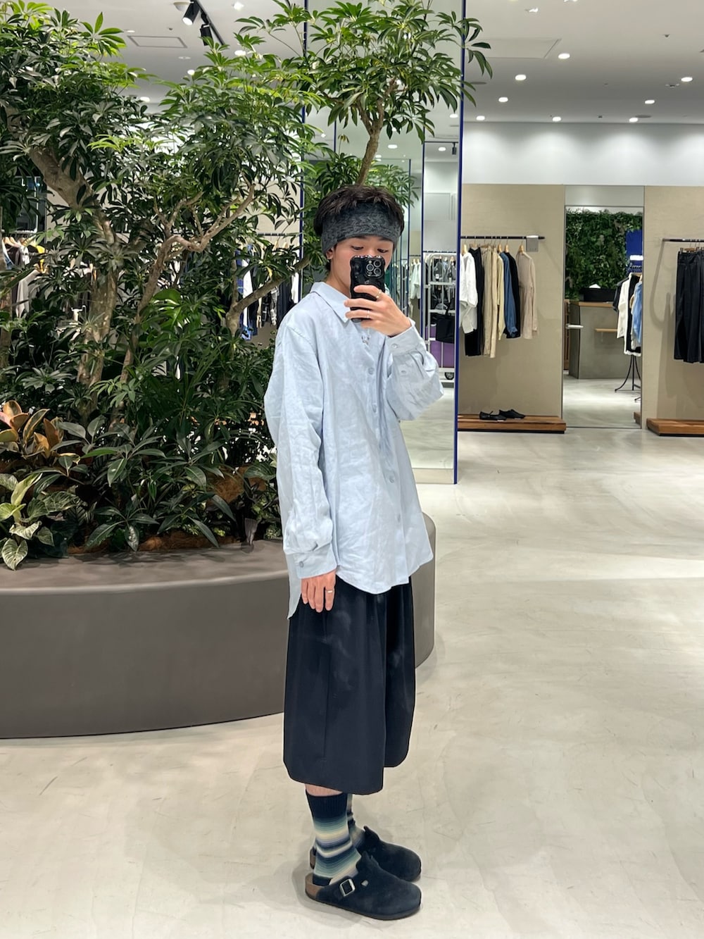 ブルー系のシャツ/ブラウス、ブルー系のその他パンツ、ブラック系のサンダルを着用したメンズの春コーディネートの2枚目の写真