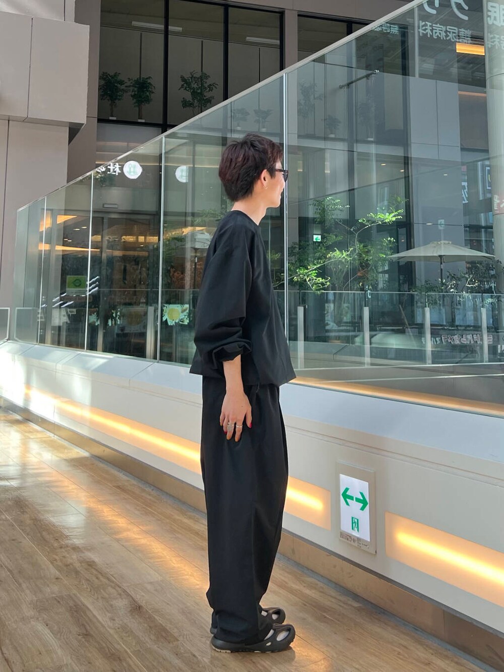 ブラック系のTシャツ/カットソー、ブラック系のその他パンツ、ブラック系のサンダルを着用したメンズの春コーディネートの2枚目の写真