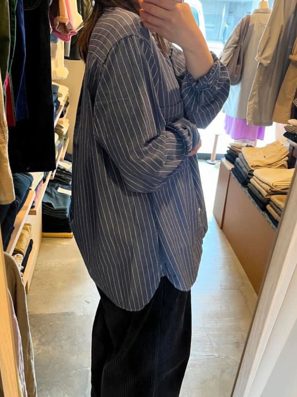 ブルー系のシャツ/ブラウスを着用したレディースの春コーディネートの2枚目の写真