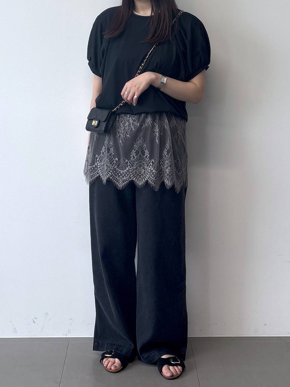 ブラック系のTシャツ/カットソー、グレー系のデニムパンツ、グレー系のキャミソールを着用したレディースの春コーディネートの2枚目の写真