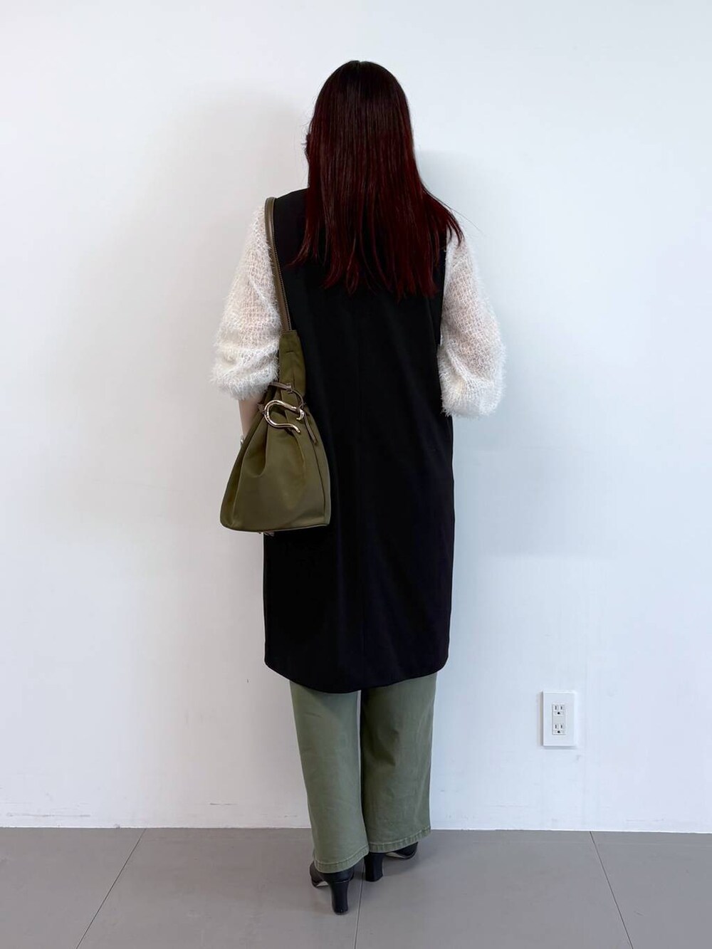 ブラック系のブーツ、グリーン系のその他パンツ、ホワイト系のシャツ/ブラウスを着用したレディースの冬コーディネートの4枚目の写真
