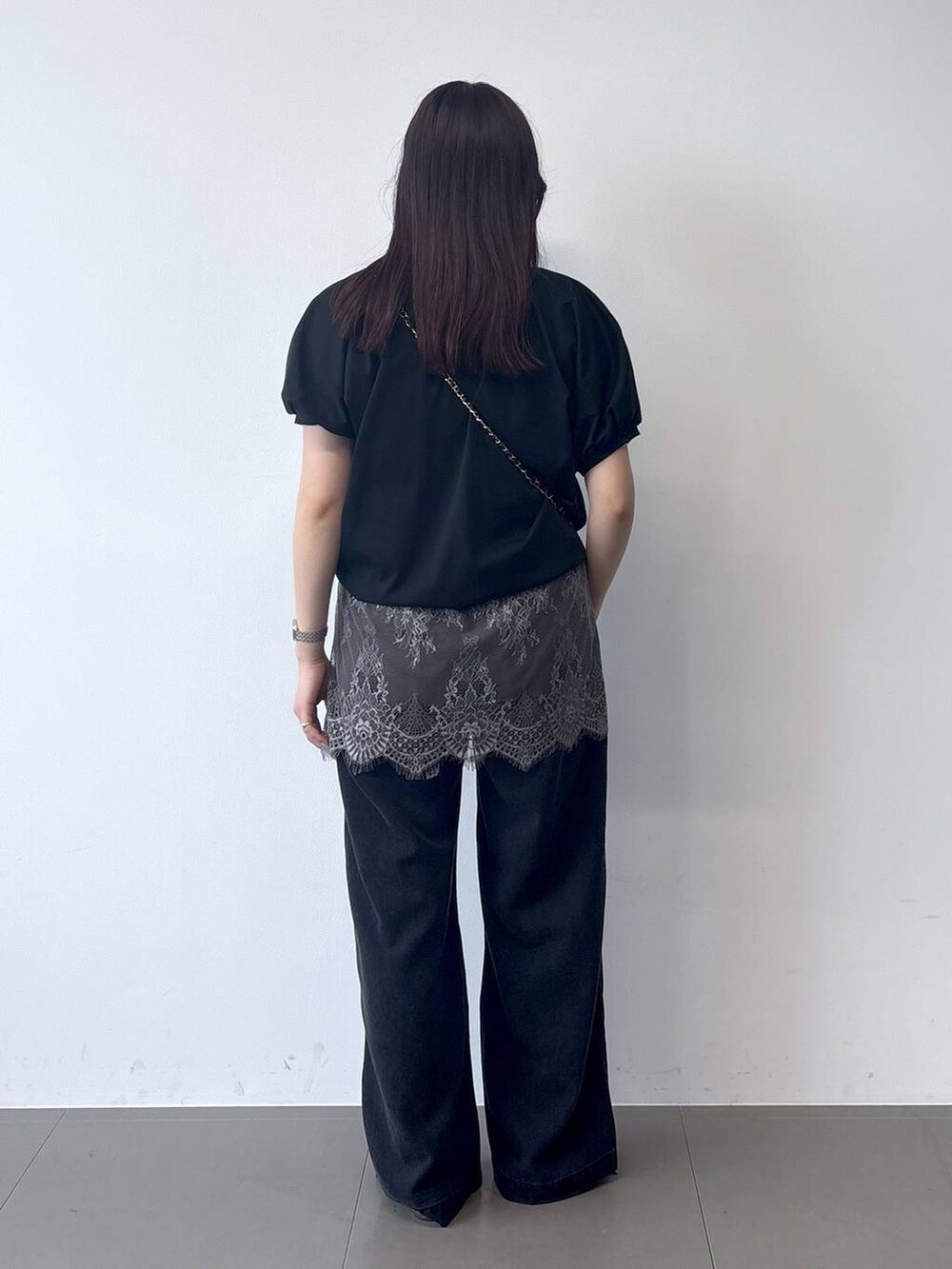 ブラック系のTシャツ/カットソー、グレー系のデニムパンツ、グレー系のキャミソールを着用したレディースの春コーディネートの4枚目の写真