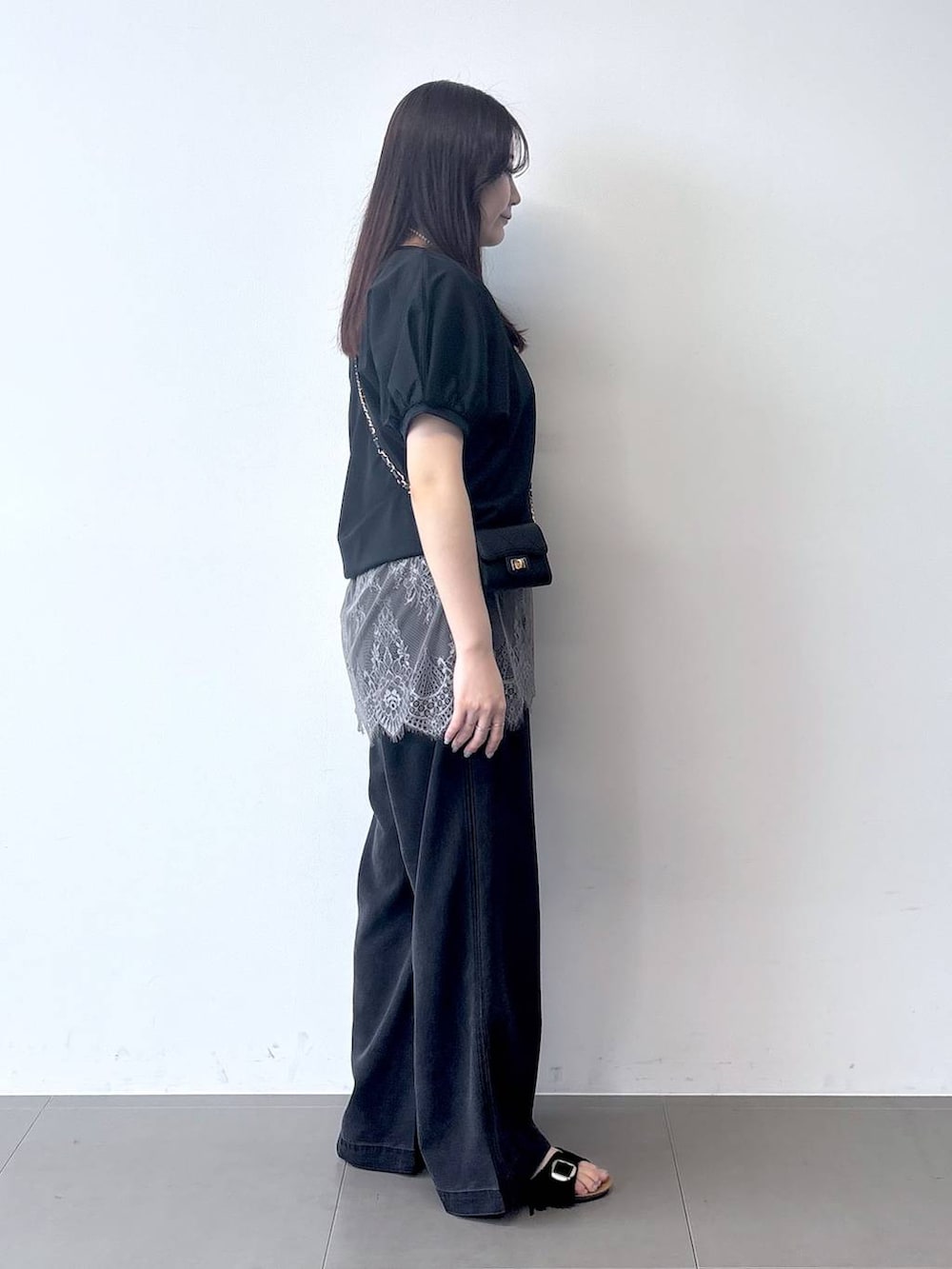 ブラック系のTシャツ/カットソー、グレー系のデニムパンツ、グレー系のキャミソールを着用したレディースの春コーディネートの3枚目の写真