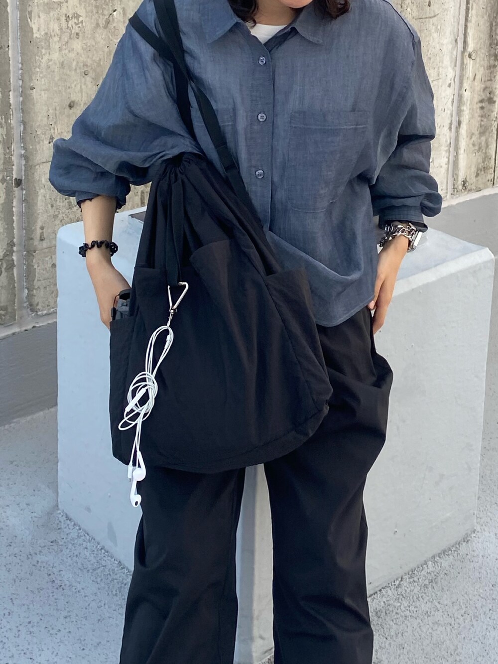 ブラック系のその他パンツ、ブルー系のシャツ/ブラウス、ブラック系のバックパック/リュックを着用したレディースの夏コーディネートの4枚目の写真