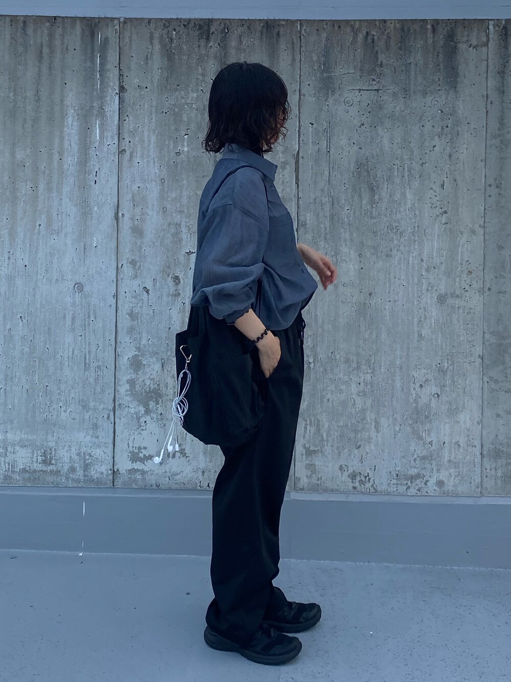 ブラック系のその他パンツ、ブルー系のシャツ/ブラウス、ブラック系のバックパック/リュックを着用したレディースの夏コーディネートの3枚目の写真