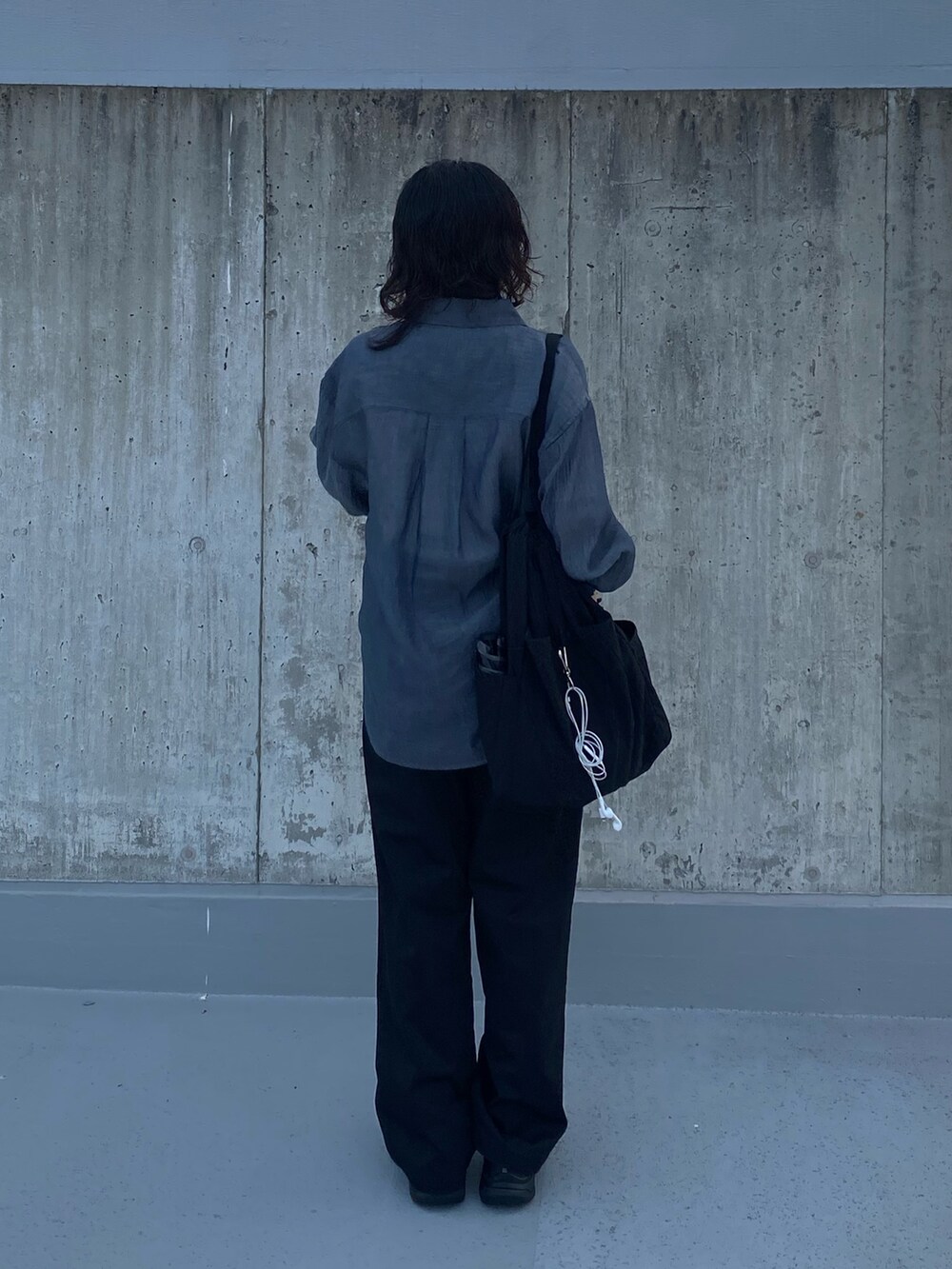 ブラック系のその他パンツ、ブルー系のシャツ/ブラウス、ブラック系のバックパック/リュックを着用したレディースの夏コーディネートの5枚目の写真