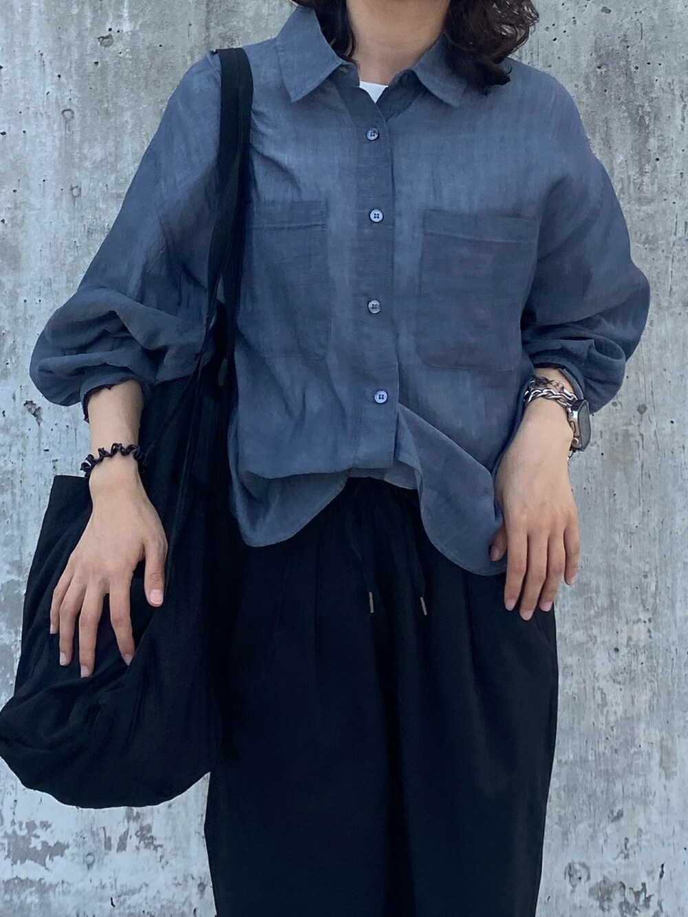 ブラック系のその他パンツ、ブルー系のシャツ/ブラウス、ブラック系のバックパック/リュックを着用したレディースの夏コーディネートの2枚目の写真
