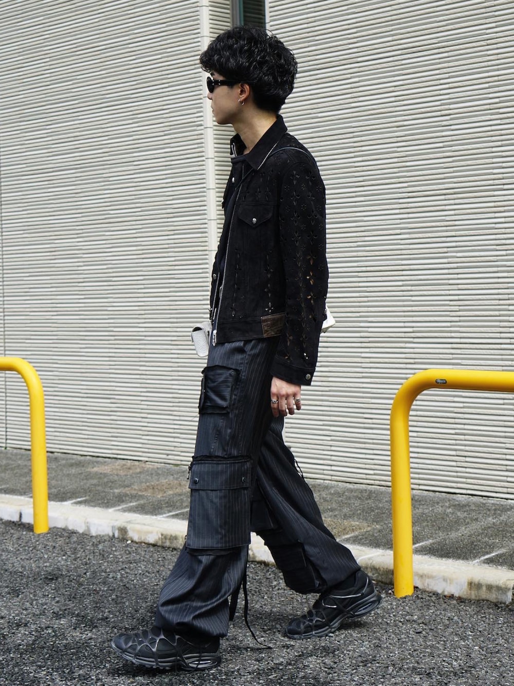 「レザージャケット、モード、ストリート、カーゴパンツ、モノトーン、古着MIX、春服、スニーカー、サングラス、メガネ男子、レイヤードスタイル、低身長コーデ、タックイン、ワイドパンツ、春のNewスタイル」｜「MASUのDIAMOND-CUT LEATHER JACKET（その他アウター、ブラック系）」を使った、kskさん（メンズ・170cm）の春コーディネートの3枚目の写真