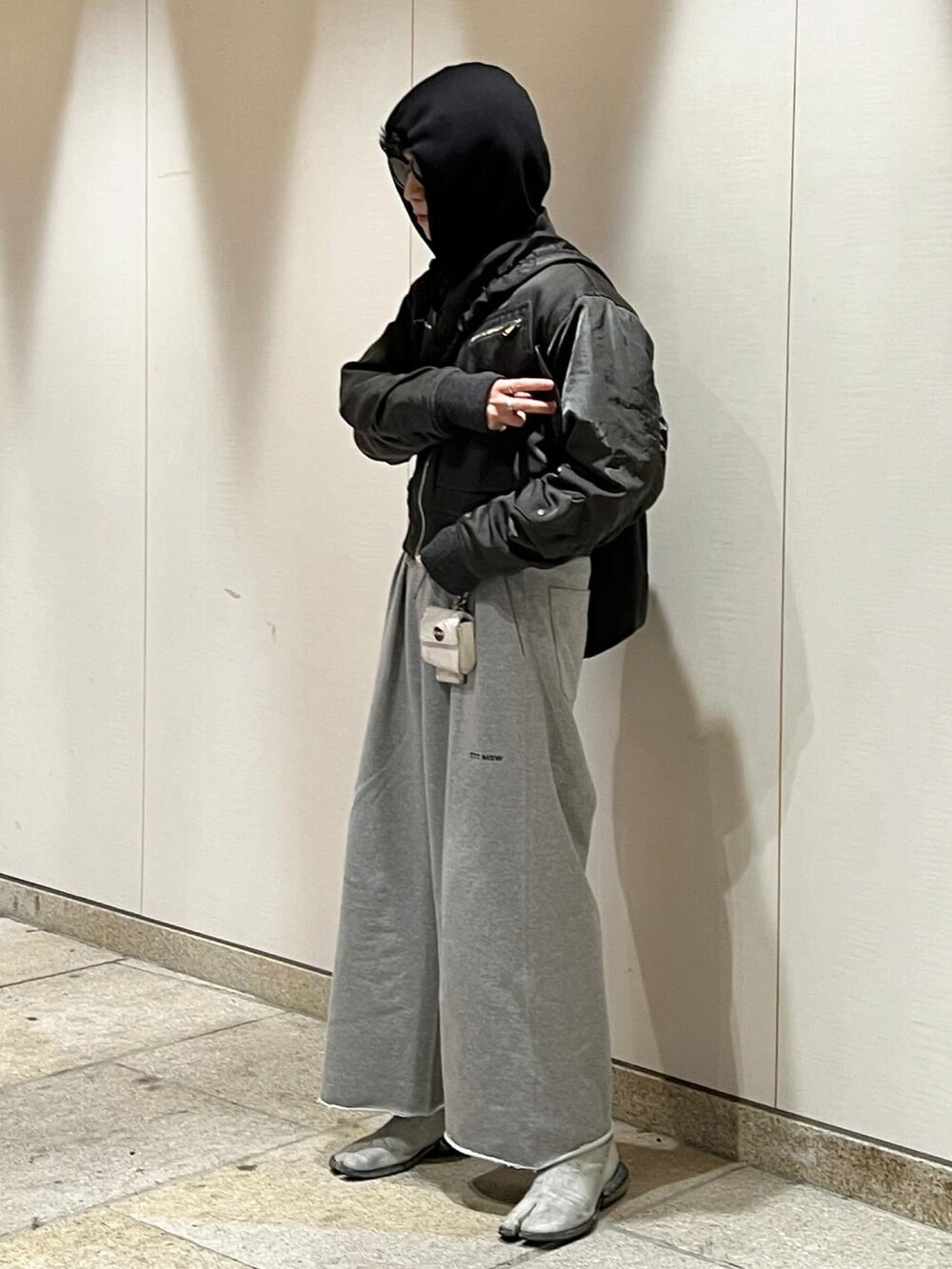 グレー系のMA-1、グレー系のスウェットパンツ、グレー系のブーツを着用したメンズの春コーディネートの3枚目の写真