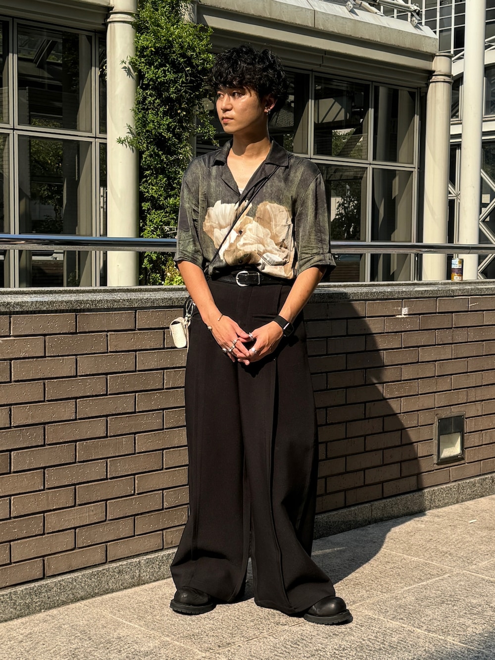 グリーン系のシャツ/ブラウス、ブラック系のスラックス、ブラック系のシューズを着用したメンズの秋コーディネートの3枚目の写真