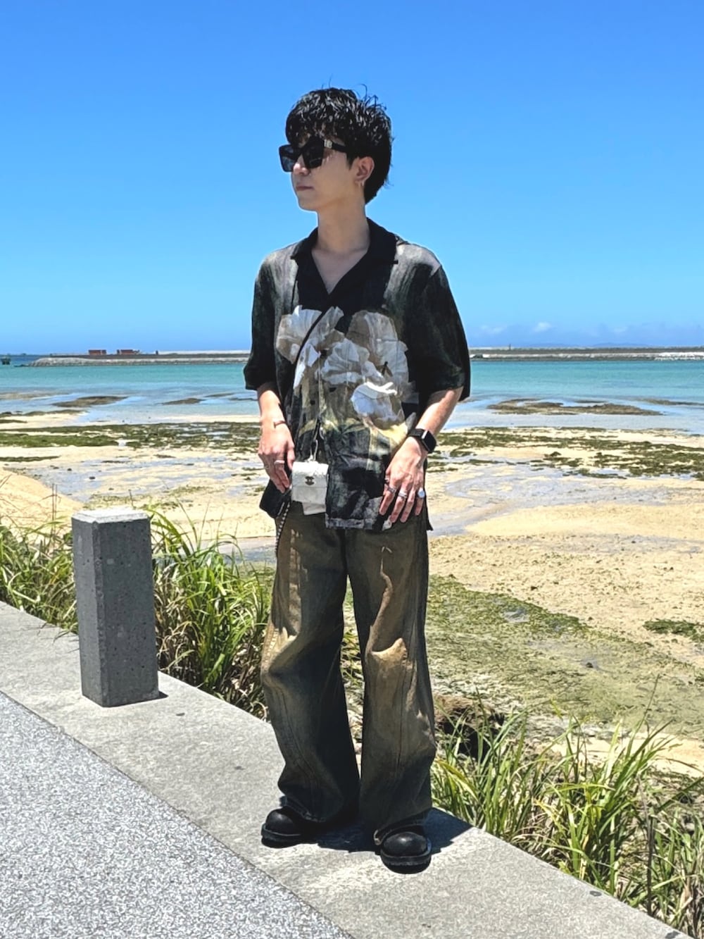 グリーン系のシャツ/ブラウス、その他のデニムパンツ、ブラック系のシューズを着用したメンズの夏コーディネートの3枚目の写真