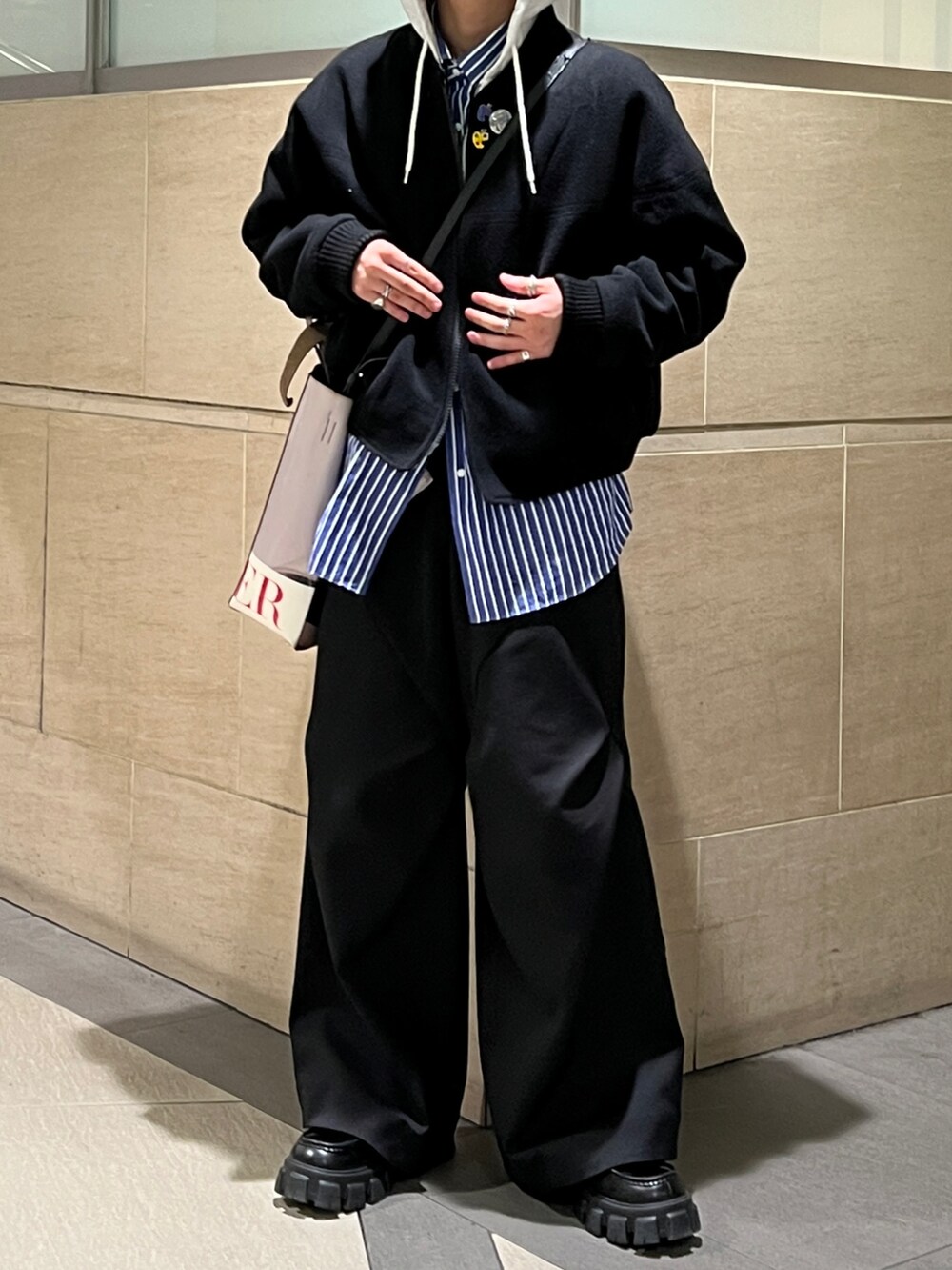 「春服、レイヤードスタイル、低身長コーデ、ローファー、ワイドパンツ、メガネ男子、モード、カジュアルコーデ、きれいめカジュアル、古着、古着MIX、パーカー、ラフコーデ、春色、ストライプシャツ」｜「commondivisorのアイテム（スラックス、ブラック系）」を使った、kskさん（メンズ・170cm）の春コーディネートの3枚目の写真