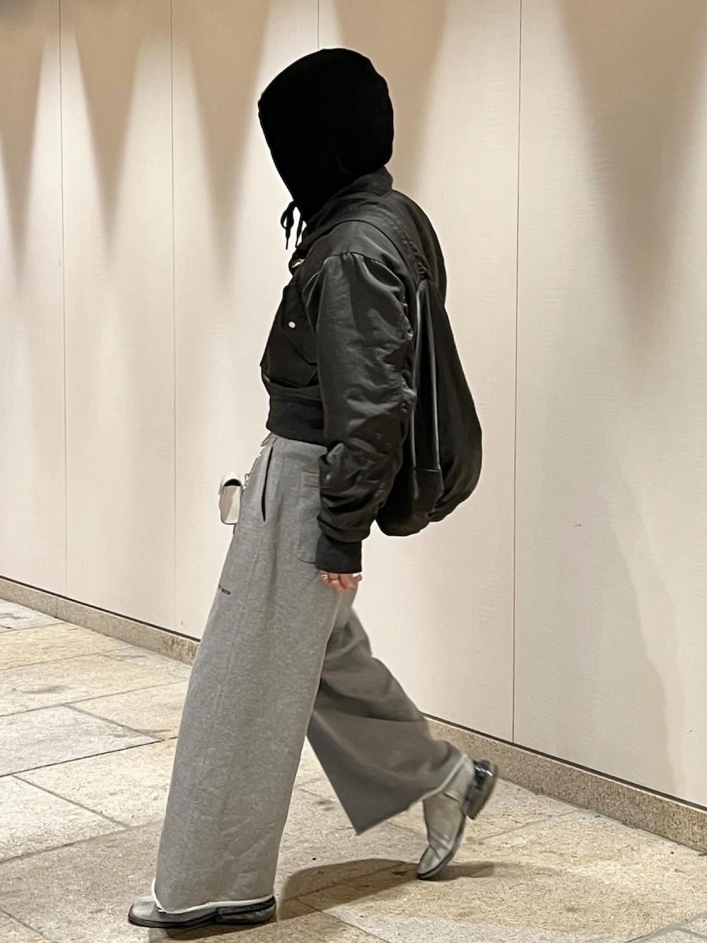 グレー系のMA-1、グレー系のスウェットパンツ、グレー系のブーツを着用したメンズの春コーディネートの4枚目の写真