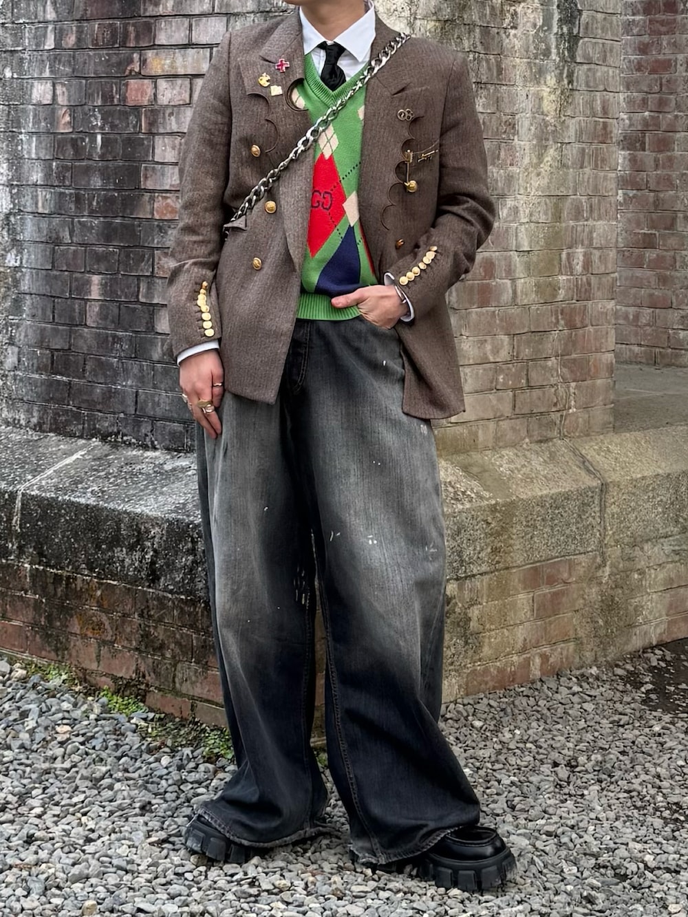 ホワイト系のシャツ/ブラウス、ブラウン系のテーラードジャケット、ブラック系のデニムパンツを着用したメンズの春コーディネートの3枚目の写真