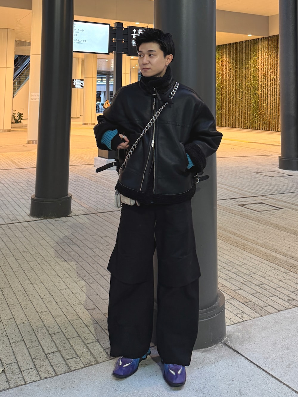 ブラック系のショルダーバッグ、ブルー系のニット/セーター、ブラック系のパンツを着用したメンズの冬コーディネートの3枚目の写真