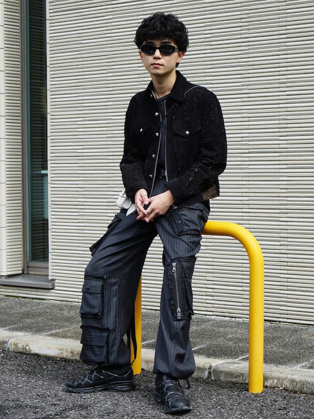 「レザージャケット、モード、ストリート、カーゴパンツ、モノトーン、古着MIX、春服、スニーカー、サングラス、メガネ男子、レイヤードスタイル、低身長コーデ、タックイン、ワイドパンツ、春のNewスタイル」｜「MASUのDIAMOND-CUT LEATHER JACKET（その他アウター、ブラック系）」を使った、kskさん（メンズ・170cm）の春コーディネートの2枚目の写真